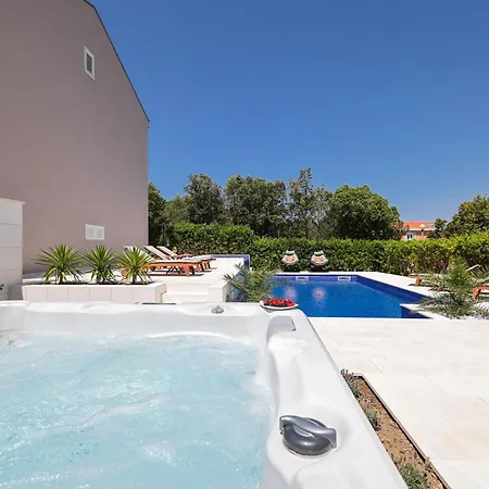 Pino With Pool, Sauna & Jacuzzi 2