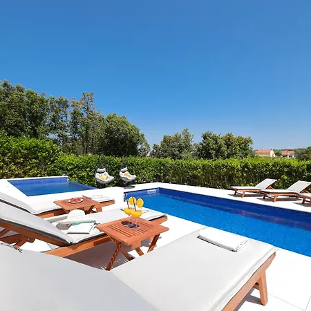 Lejlighed Pino With Pool, Sauna & Jacuzzi 2 *