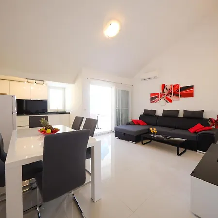 Pino With Pool, Sauna & Jacuzzi 2 Lejlighed Petrcane