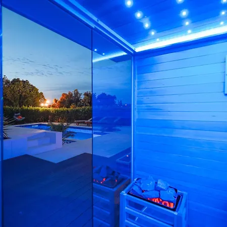 Pino With Pool, Sauna & Jacuzzi 2 Petrcane