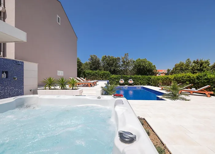 Pino With Pool, Sauna & Jacuzzi 2