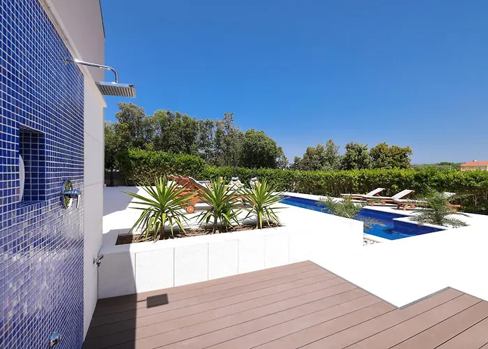 Pino With Pool, Sauna & Jacuzzi 2 Apartment