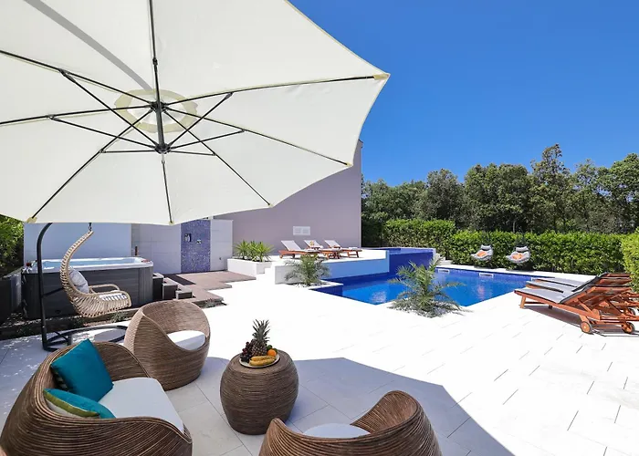 Pino With Pool, Sauna & Jacuzzi 2 Apartment *