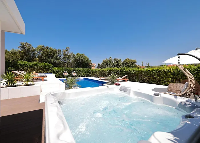 Apartment Pino With Pool, Sauna & Jacuzzi 2 Petrcane