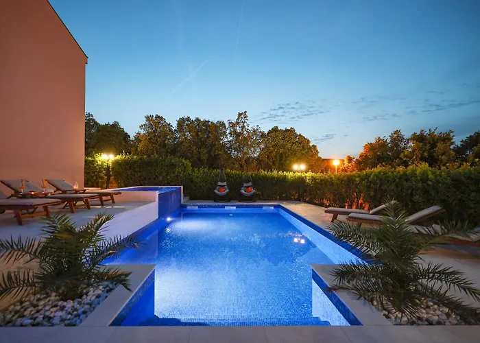 Pino With Pool, Sauna & Jacuzzi 2 Apartment Petrcane