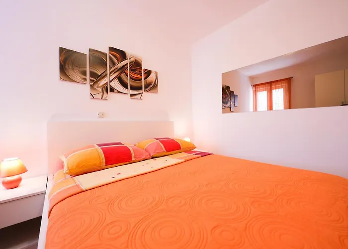 Pino With Pool, Sauna & Jacuzzi 2 Apartment