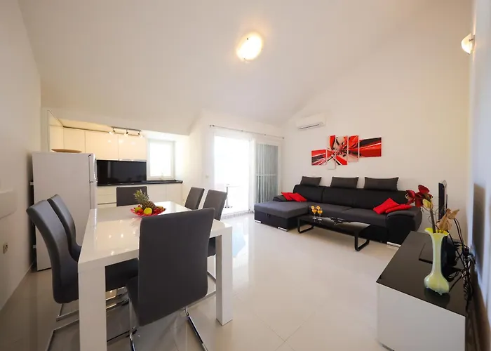 Pino With Pool, Sauna & Jacuzzi 2 Apartment Petrcane