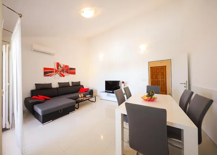 Pino With Pool, Sauna & Jacuzzi 2 Apartment