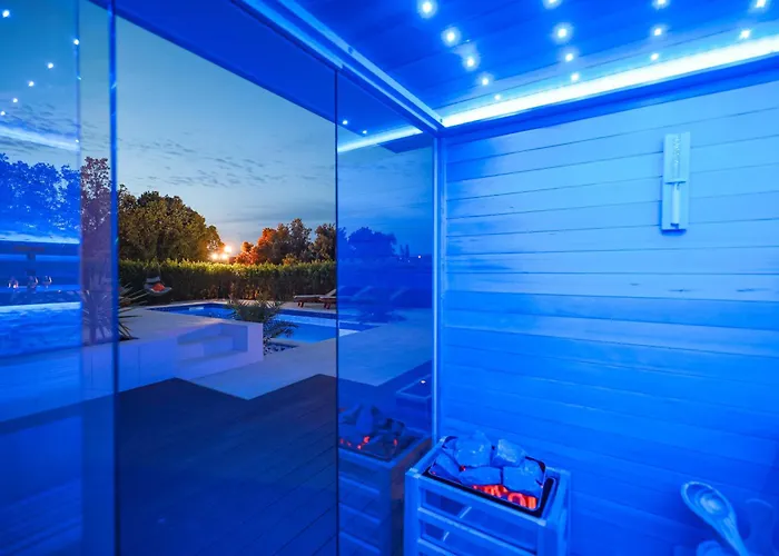 Pino With Pool, Sauna & Jacuzzi 2 Petrcane