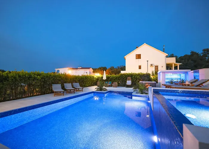 Pino With Pool, Sauna & Jacuzzi 2 Apartment Petrcane