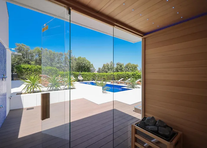 Pino With Pool, Sauna & Jacuzzi 2 Petrcane