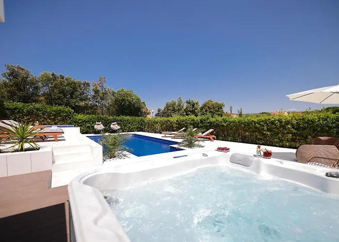 Pino With Pool, Sauna & Jacuzzi 2 Apartment