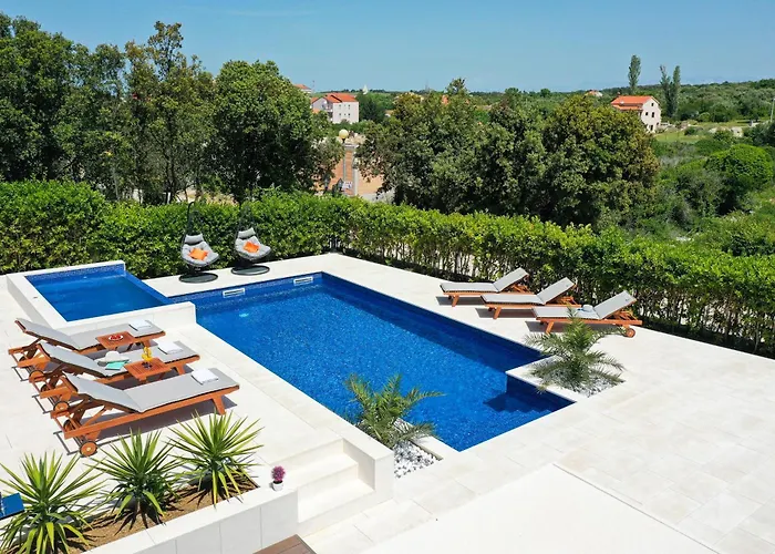 Pino With Pool, Sauna & Jacuzzi 2 Petrcane