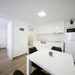 Pino With Pool, Sauna & Jacuzzi 2 *