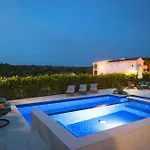 Pino With Pool, Sauna & Jacuzzi 2 Petrcane