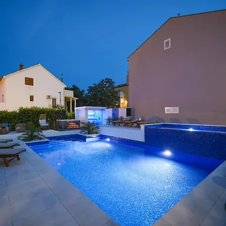Pino With Pool, Sauna & Jacuzzi 2