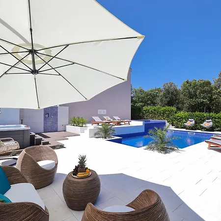 Pino With Pool, Sauna & Jacuzzi 2 Appartement *