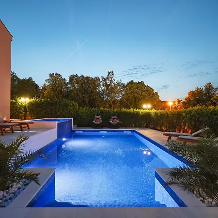 Pino With Pool, Sauna & Jacuzzi 2 شقة بيتريتْشاني