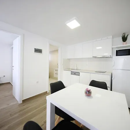 Pino With Pool, Sauna & Jacuzzi 2 *