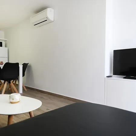 Pino With Pool, Sauna & Jacuzzi 2 Appartement Petrcane