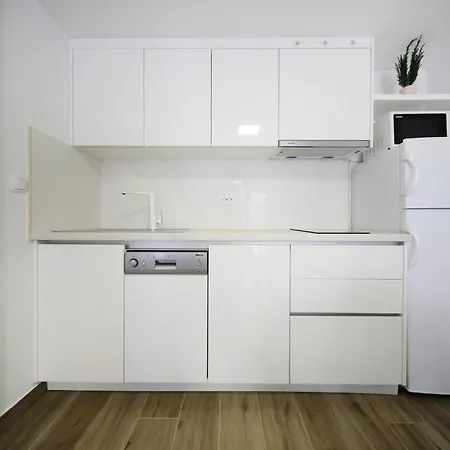 Pino With Pool, Sauna & Jacuzzi 2 * Petrcane