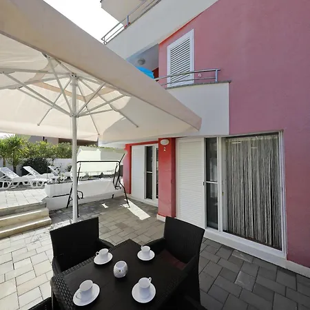 Pino With Pool, Sauna & Jacuzzi 2 Petrcane