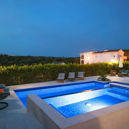 Pino With Pool, Sauna & Jacuzzi 2 Petrcane