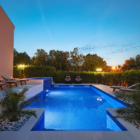 Pino With Pool, Sauna & Jacuzzi 2 شقة *