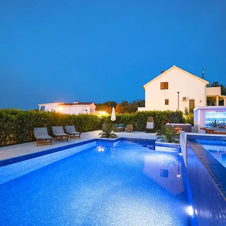 Pino With Pool, Sauna & Jacuzzi 2 Appartement Petrcane