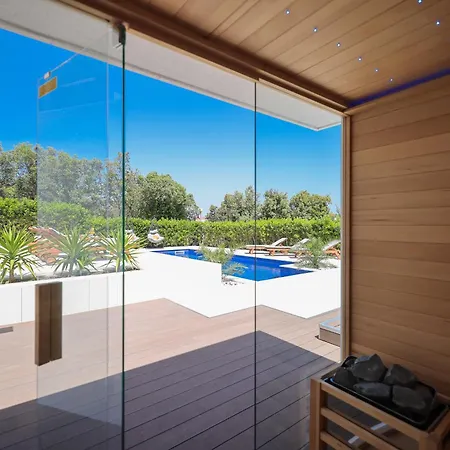 Pino With Pool, Sauna & Jacuzzi 2 Petrcane