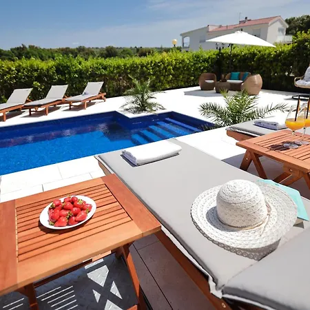 Pino With Pool, Sauna & Jacuzzi 2 Petrcane