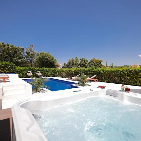 Pino With Pool, Sauna & Jacuzzi 2 Apartament