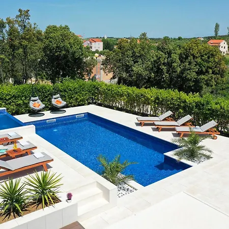Pino With Pool, Sauna & Jacuzzi 2 بيتريتْشاني
