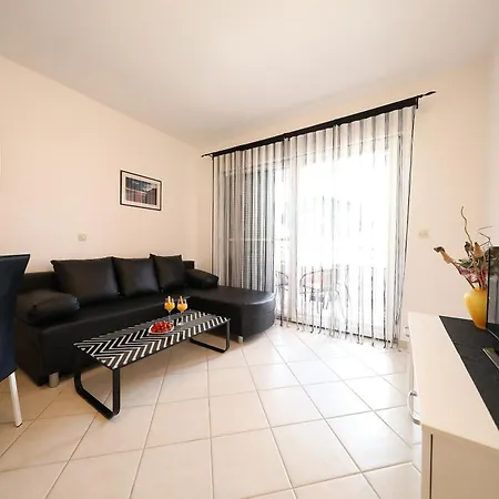 Pino With Pool, Sauna & Jacuzzi 2 *