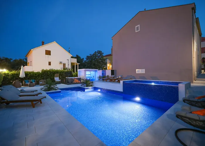 Pino With Pool, Sauna & Jacuzzi 2