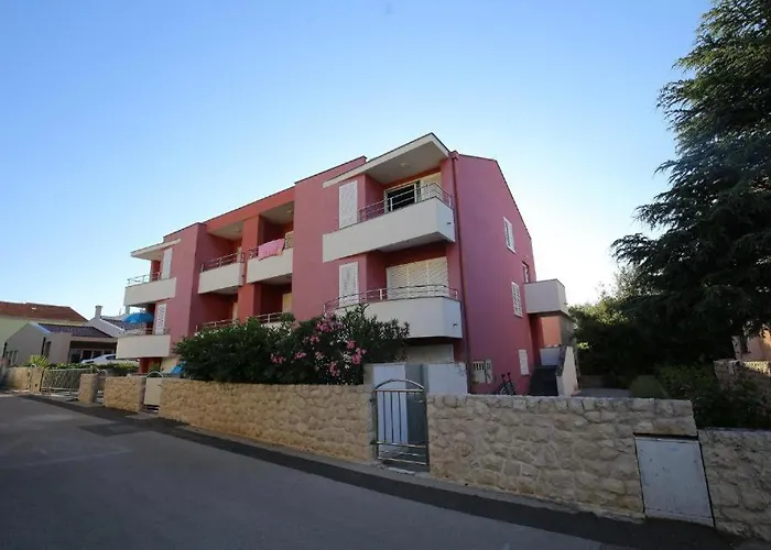 Pino With Pool, Sauna & Jacuzzi 2 * Петрчане