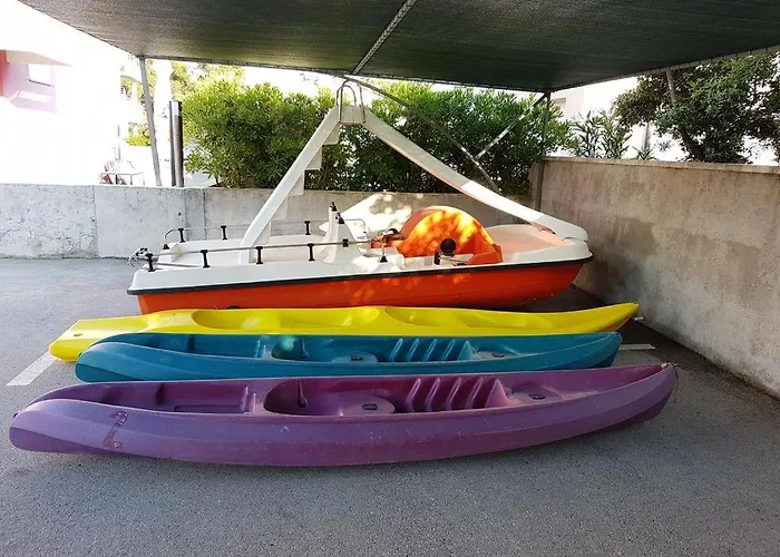 Апартаменты Pino With Pool, Sauna & Jacuzzi 2 Петрчане