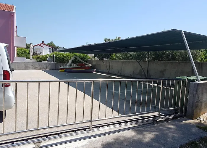 Pino With Pool, Sauna & Jacuzzi 2 Петрчане