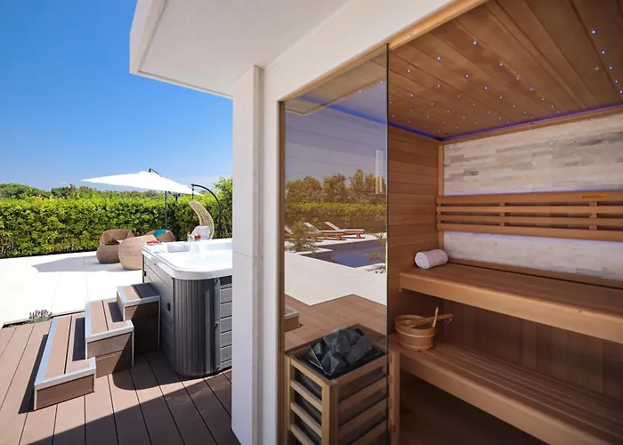 Pino With Pool, Sauna & Jacuzzi 2 Апартаменты Петрчане