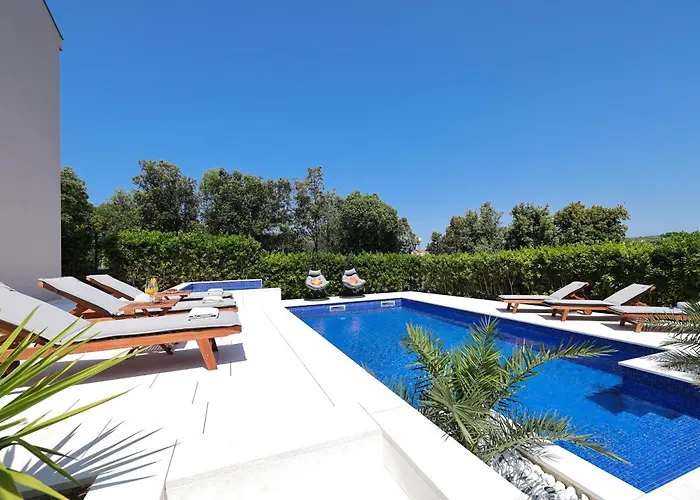 Pino With Pool, Sauna & Jacuzzi 2 * Петрчане