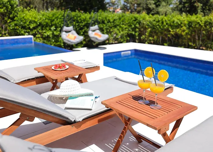 Апартаменты Pino With Pool, Sauna & Jacuzzi 2 Петрчане