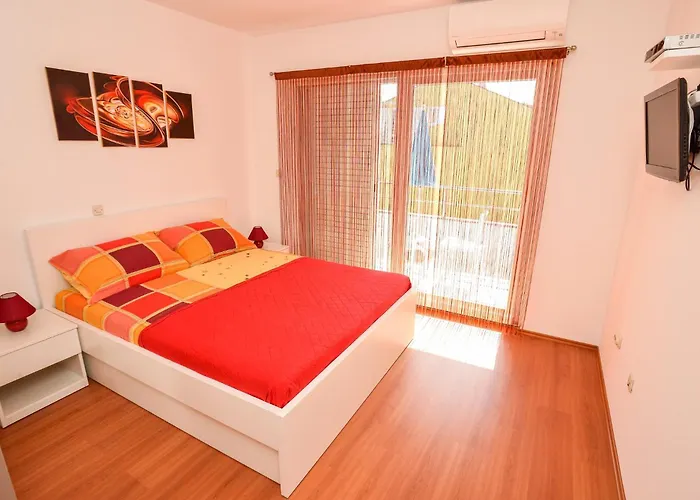 Апартаменты Pino With Pool, Sauna & Jacuzzi 2 Петрчане