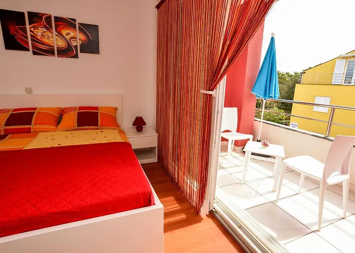 Апартаменты Pino With Pool, Sauna & Jacuzzi 2 Петрчане