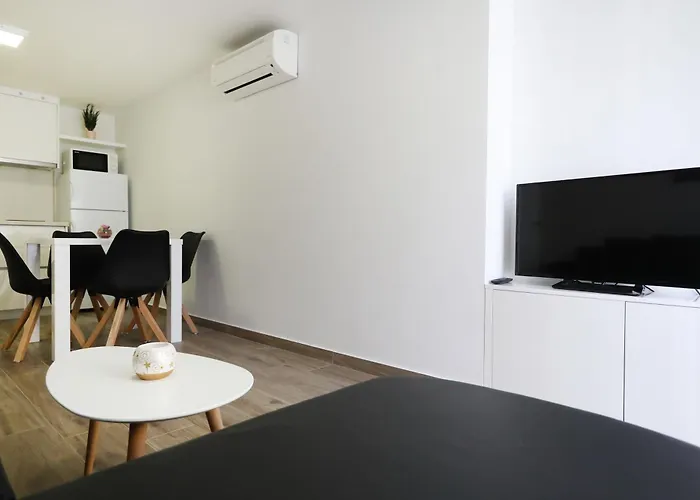 Pino With Pool, Sauna & Jacuzzi 2 Апартаменты Петрчане