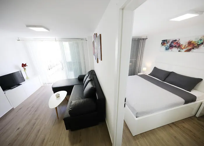 Апартаменты Pino With Pool, Sauna & Jacuzzi 2 Петрчане