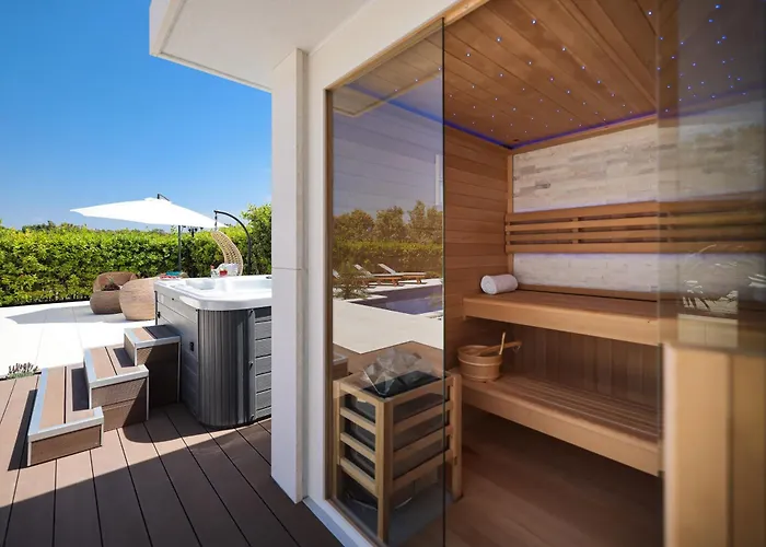 Апартаменты Pino With Pool, Sauna & Jacuzzi 2 Петрчане