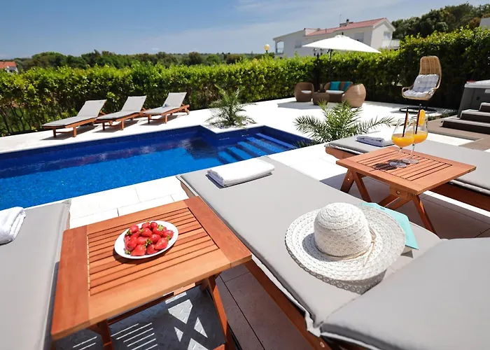 Pino With Pool, Sauna & Jacuzzi 2 Петрчане