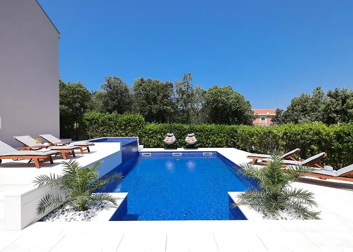 Апартаменты Pino With Pool, Sauna & Jacuzzi 2 Петрчане